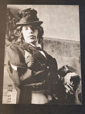 Portrait de Mick Jagger avec une poule sous son bras - tirage ayant été plastifié et signé par Michael Joseph