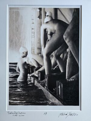 Les dames de la piscine pendant la pause, les modèles se servent des biscuits nus, kodalith brun doux par Michael Joseph