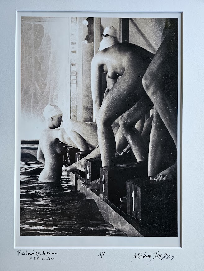 Les dames de la piscine pendant la pause, les modèles se servent des biscuits nus, kodalith brun doux par Michael Joseph