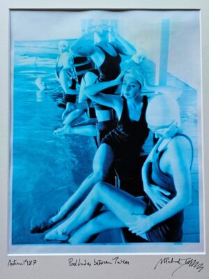 Les dames de la piscine Playboy entre deux prises, en maillots de bain style années 50, une photocopie bleue des années 80, tirage unique de Michael Joseph