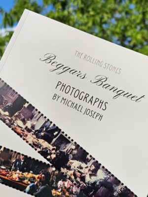Catalogue Exposition Gare Robert Doisneau des Photos Beggars Banquet Rolling Stones par Michael Joseph été 2024 - exhibition brochure by Meg Ryan