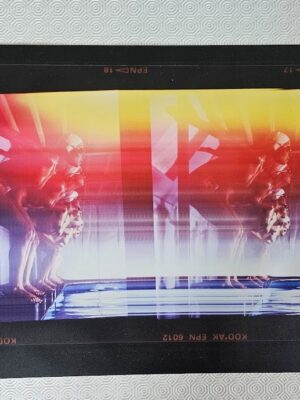 Les femmes de la piscine prêtes à plonger, photo multicolore à double action - affiche d'après une transparence originale de Michael Joseph