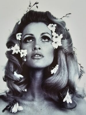 Flowers in hair, Londres années 60, portrait femme visage sublime et aux fleurs dans les cheveux par Michael Joseph