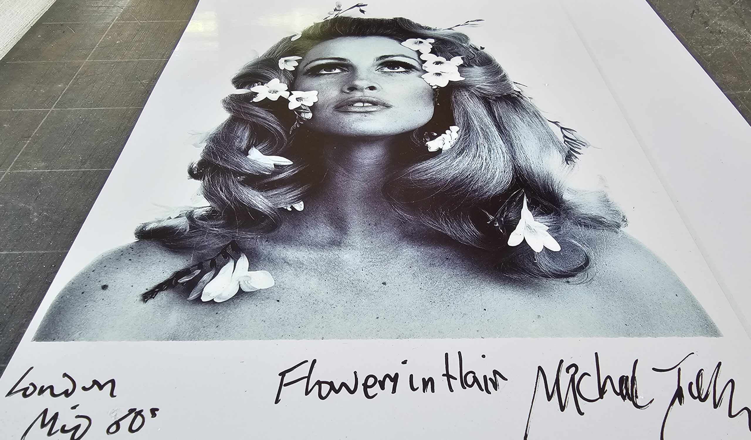 Flowers in hair, Londres années 60, portrait femme visage sublime et aux fleurs dans les cheveux par Michael Joseph – Image 4