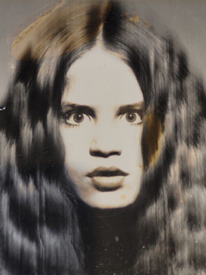 La fille cadette du photographe à dix ans, teinte sépia par Michael Joseph – Image 2