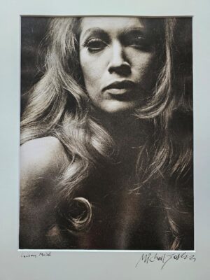 Mannequin blonde sexy posant, regard sensuel droit vers l’objectif, tirage argentique authentique par Michael Joseph