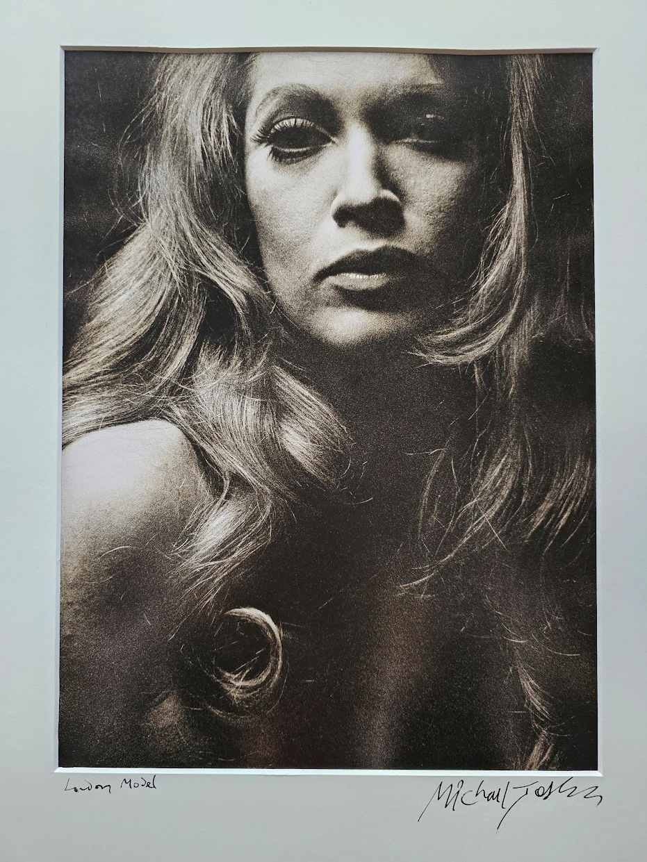 Mannequin blonde sexy posant, regard sensuel droit vers l’objectif, tirage argentique authentique par Michael Joseph