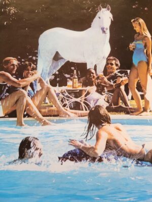 « On peut emmener un White Horse partout » – publicité pour le whisky, dégustation au bord de la piscine, affiche vintage, photo par Michael Joseph.