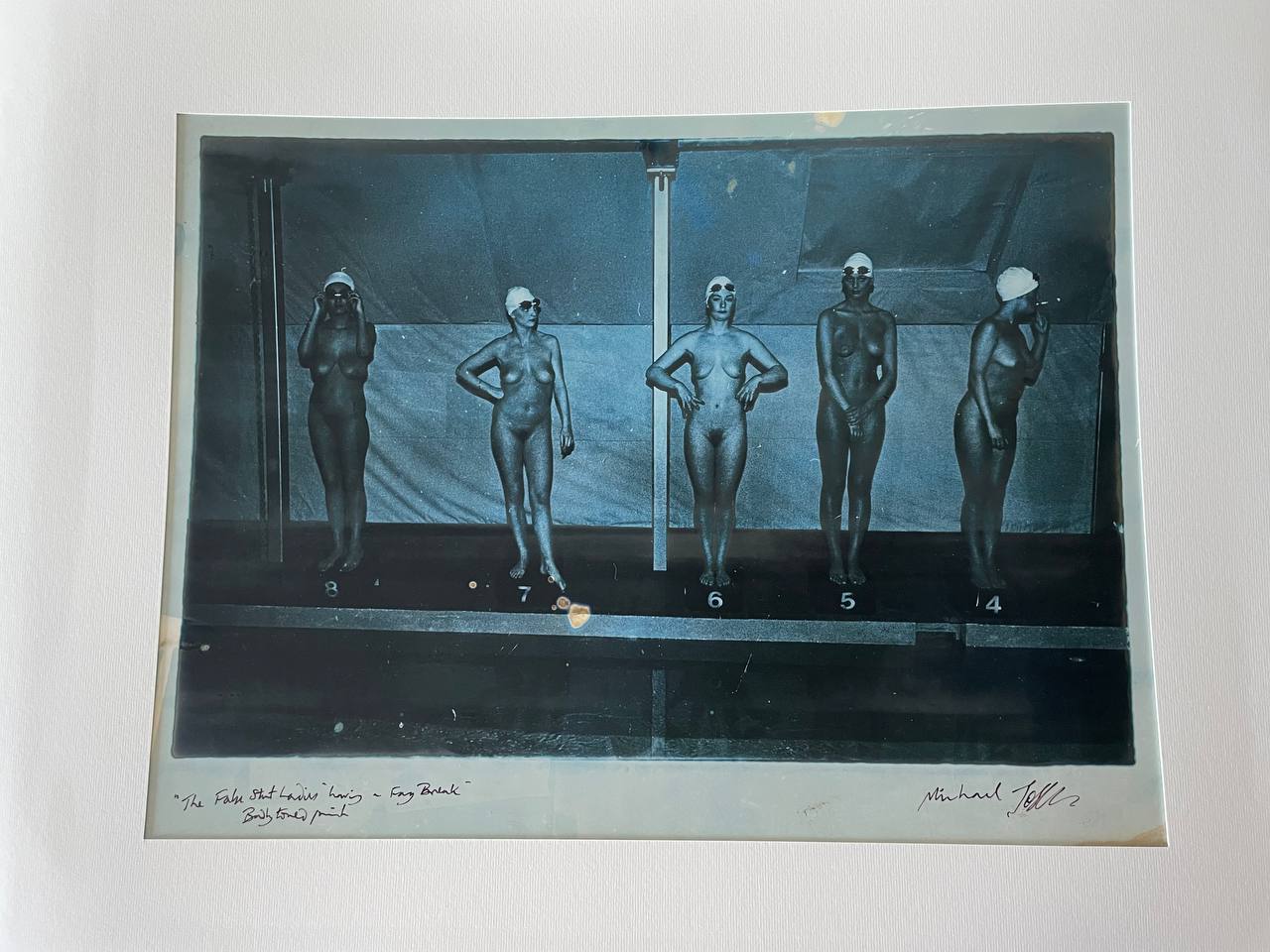 Mannequins se détendant nus pendant leur pause, séance photo des dames de la piscine Playboy à Londres, par Michael Joseph – Image 2