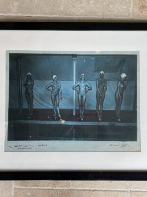 Mannequins se détendant nus pendant leur pause, séance photo des dames de la piscine Playboy à Londres, par Michael Joseph