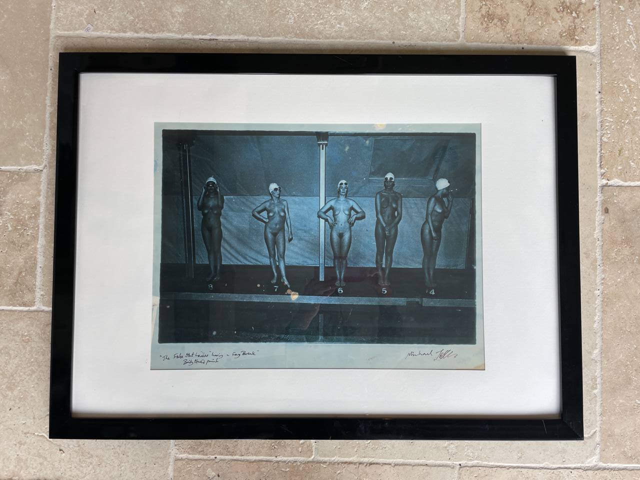 Mannequins se détendant nus pendant leur pause, séance photo des dames de la piscine Playboy à Londres, par Michael Joseph