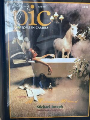 Affiche de couverture du magazine Pic, femme dans un bain avec un verre de whisky White Horse