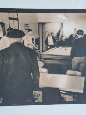 Café de village en Aquitaine - joueurs de billards, homme au beret vu de dos par Michael Joseph