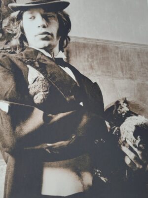 Mick and Chick, Portrait de Mick Jagger avec la poule de Sarum Chase, lors du shooting Beggars' Banquet le 7 Juin 1968