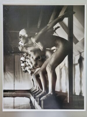 Prêtes à plonger, Pool Ladies - les femmes nues de la piscine alignées pour la séance photo de Playboy US par Michael Joseph