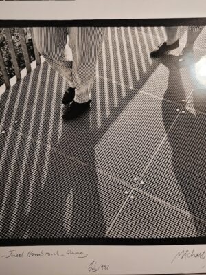 Pieds sur terrasse métallique - Insel Hombroich jeux d'ombre, rambardes et caillebotis géométriques par Michael Joseph