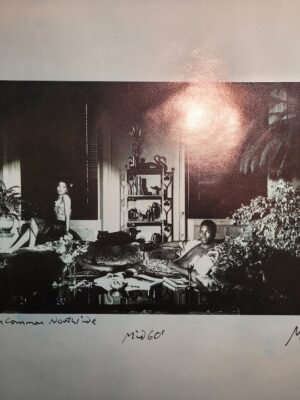 Couple sur canapé à Clapham Common - dans le salon africain, photo Calendrier de Couples nus par Michael Joseph