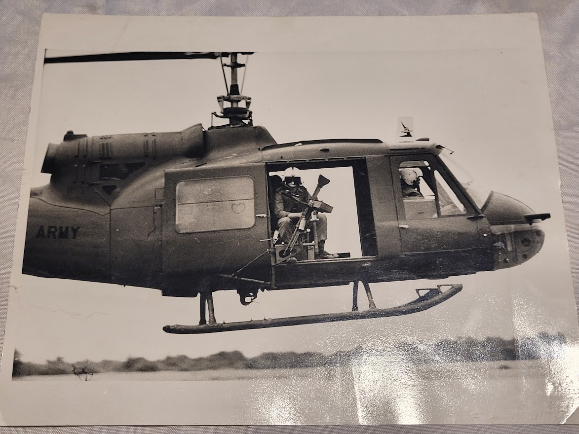 Soldat dans un hélicoptère au Vietnam du Sud par Michael Joseph