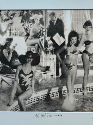 "Mill Hill Pool Ladies" – Dames au bord de la piscine, élégantes et insouciantes, photographiées avec charme et délicatesse.
