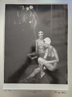 Dames de la piscine se reposant nues, au bord du bassin - aka very black Pool ladies resting unique darkroom print par Michael Joseph