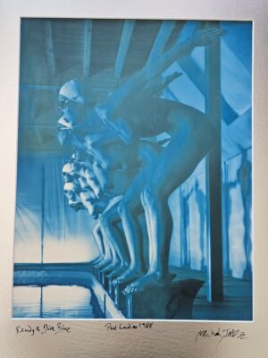 Prêtes à plonger, femmes nues de la piscine pour la séance photo de Playboy aux États-Unis, tirage bleu unique par Michael Joseph