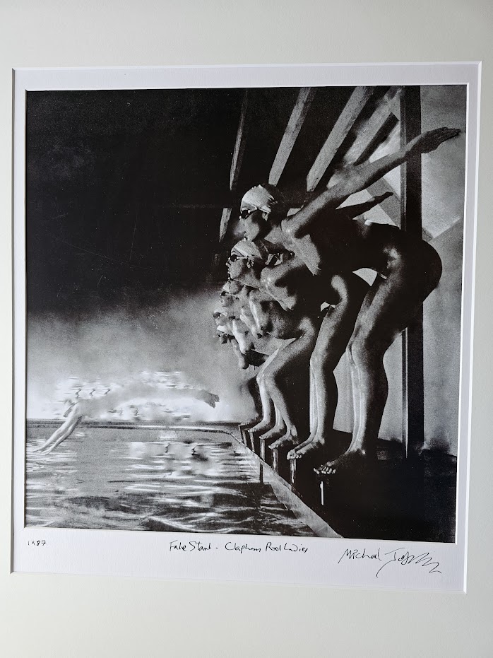Dames de la piscine « Faux départ », plongeur flou en noir et blanc, de la séance photo Playboy Interview, par Michael Joseph