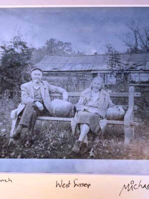 Couple âgé sur un banc avec leurs citrouilles, tirage argentique vintage authentique aux tons bleutés par Michael Joseph