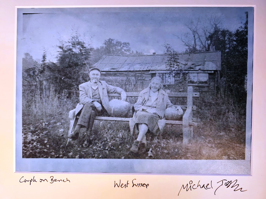 Couple âgé sur un banc avec leurs citrouilles, tirage argentique vintage authentique aux tons bleutés par Michael Joseph