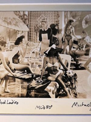 Les dames de la piscine de Mill Hill - cinq femmes en bikini buvant des cocktails au bord de la piscine, test d'impression zoom sur une publicité de Michael Joseph