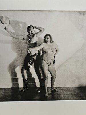 Couple nu dans la salle de bal, chapeau de cow-boy et dame amusante avec plumeau