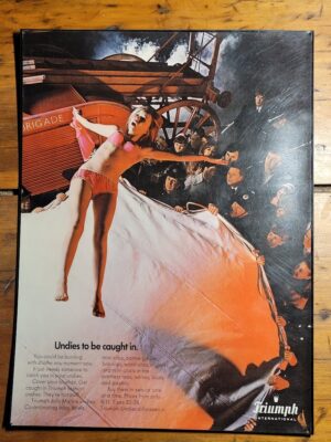 Publicité pour la lingerie Triumph, jolie mannequin en sous-vêtements saute sur toile tendue par Michael Joseph