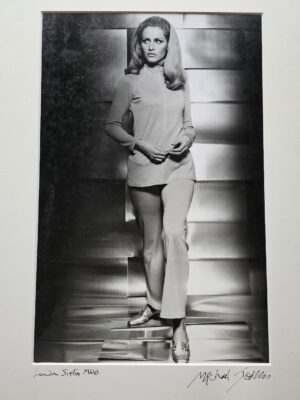 Fille disco funky des années soixante, pensive en dansant sur la musique dans sa tête, par Michael Joseph