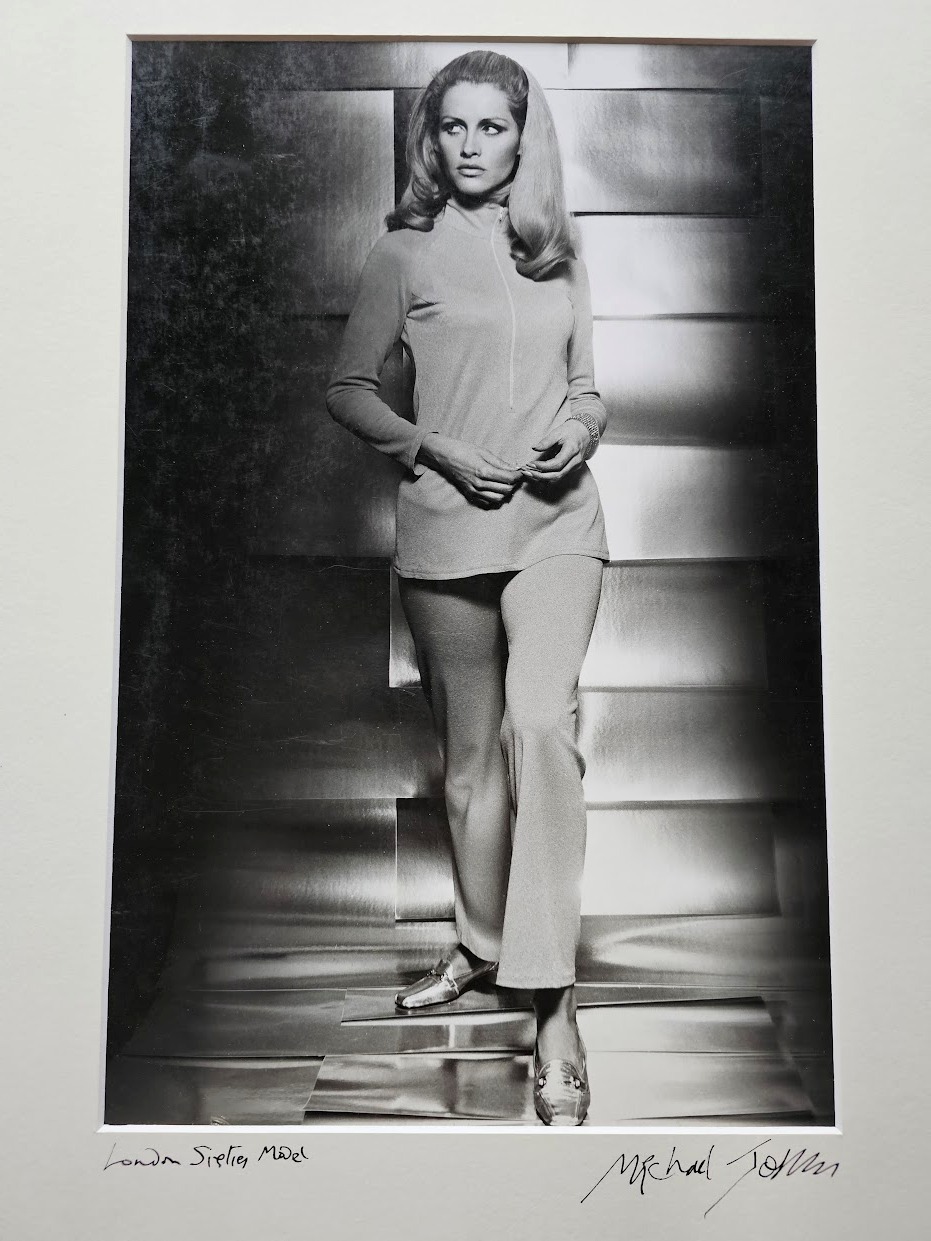 Fille disco funky des années soixante, pensive en dansant sur la musique dans sa tête, par Michael Joseph