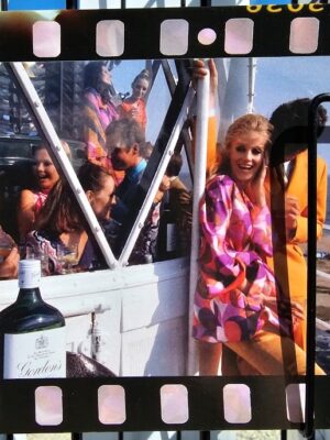 Gordon’s Gin – Soirée au Phare Collection Groovy Groups Alcohol, Photographie publicitaire londonienne Carte postale vintage par Michael Joseph