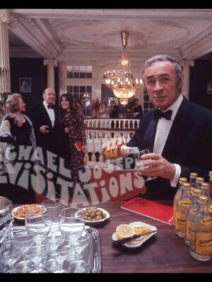 William Franklyn pour Schweppes Party au Ritz, Groovy Groups, Londres Photographie publicitaire Carte postale par Michael Joseph