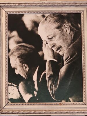 Harold Macmillan, premier ministre britannique, portrait de l'homme détendu par Michael Joseph dans vieux cadre repatiné