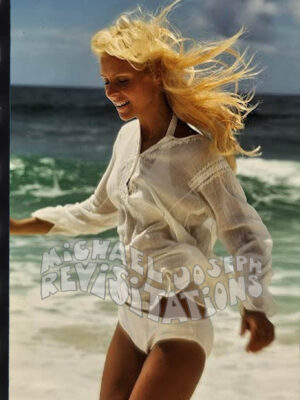 Fille de plage aux Bahamas – blonde en t-shirt mouillé avec paysage marin derrière – Collection Solo Power, images vintage de Michael Joseph