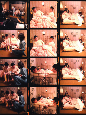 Sosies de Laurel et Hardy pour publicité française, feuille de contact des prises alternatives sur un lit en laiton par Michael Joseph