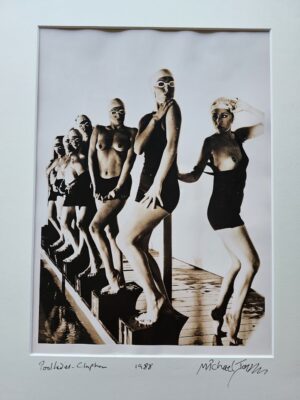 Dames de piscine en costumes, se reposant entre deux prises, un imprimé marron du shooting photo Playboy par Michael Joseph