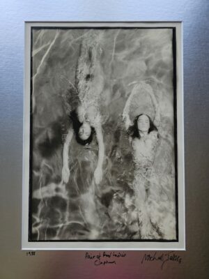 Directions opposées, paire éphémère de dames de piscine, nageant pendant la pause, tirage en chambre noire d'une interview de Playboy par Michael Joseph