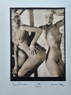 Paire de femmes nues au bord de la piscine - tirage authentique en chambre noire, vintage Pool Ladies de la séance photos entretient Playboy par Michael Joseph