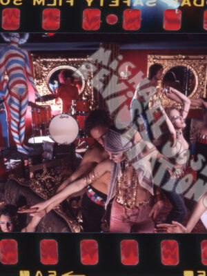 Soirée Levis uniquement en jeans, Collection Nu mais pas grossier, Photographie publicitaire londonienne Carte postale de Michael Joseph