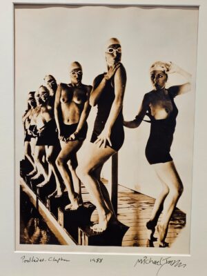 Dames de piscine partiellement costumées, Pool Ladies nues avec lunettes, tirage authentique de chambre noire, entretient Playboy par Michael Joseph