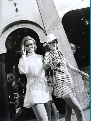 Chelsea Drugstore, collection Funky Couples, carte postale publicitaire londonienne par Michael Joseph