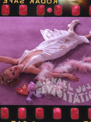 Modèle élégant en robe blanche allongé sur un tapis violet - Collection Solo Power, Londres des années 60 par Michael Joseph