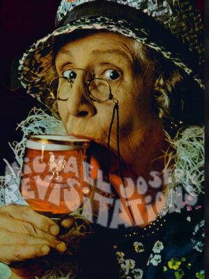 Courage, dame âgée - Collection Solo Power, Londres des années 60 par Michael Joseph