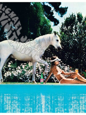 Fille en bikini au bord d'une piscine, collection Solo Power, carte postale publicitaire londonienne des années 70 par Michael Joseph