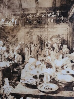 Groupe en costume buvant du porto Offley à Knebworth house, tirage granuleux, teinte sepia par Michael Joseph