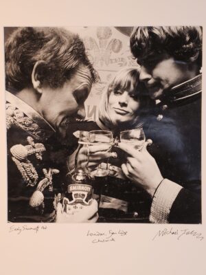 Trio buvant du Smirnoff, acteur inconnu et ma mère en mannequin pour raisons de budget – tirage argentique noir et blanc authentique par Michael Joseph