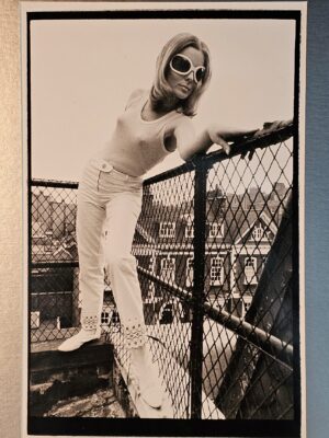 Jolie mannequin blonde sur les toits de Londres, vêtue de blanc et portant des lunettes de soleil originales – tirage d’essai argentique authentique par Michael Joseph